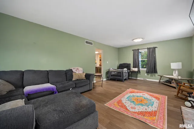 $199,900 | 1900 St Clair Drive, Pekin, IL 61554