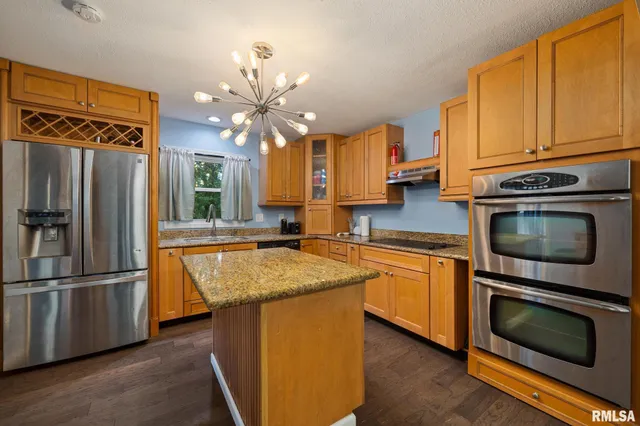 $199,900 | 1900 St Clair Drive, Pekin, IL 61554