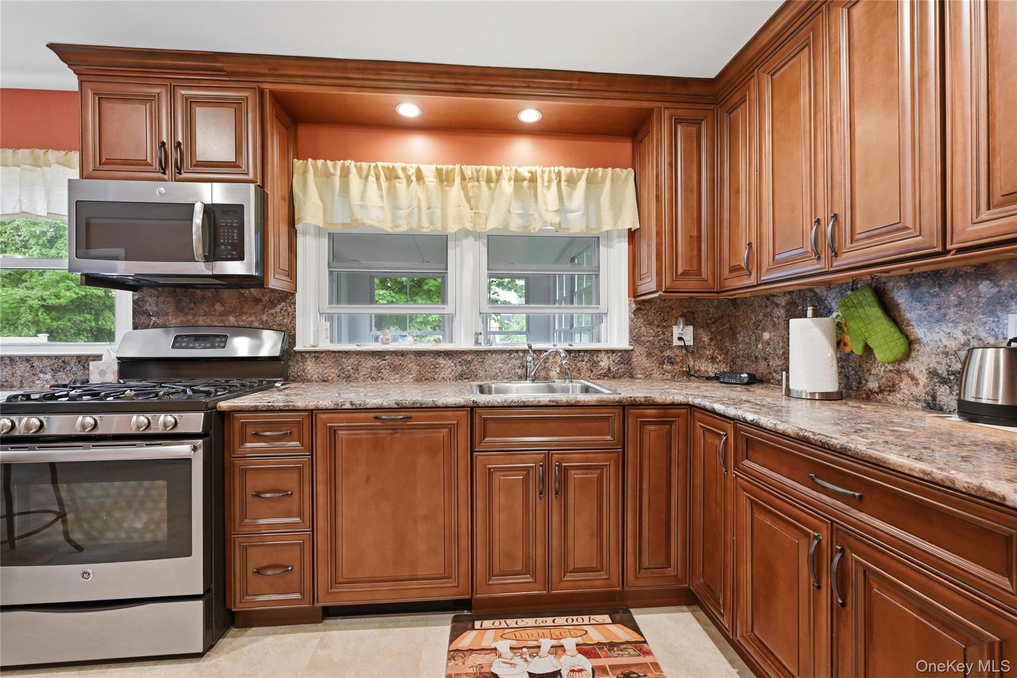 41 Lane Street Lindenhurst, NY 11757 - Photo 13 of 35 Gas range