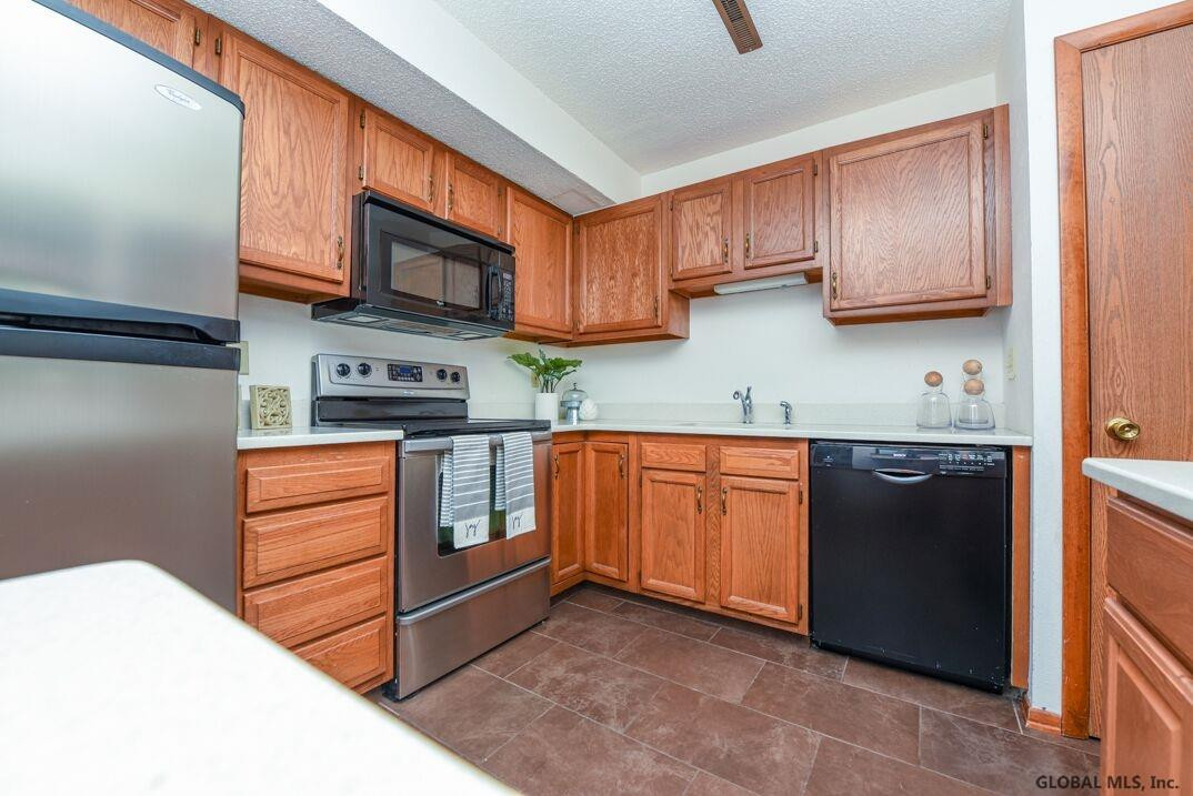 3 Flintlock Lane Halfmoon, NY 12065 - Photo 4 of 20 Photo 4