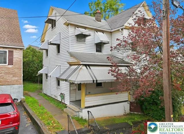 a view of a house with a yard