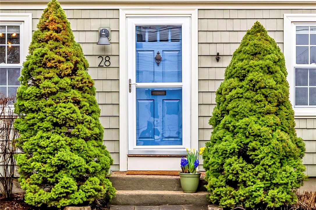28 Rosegarden Street Warwick, RI 02888 - Photo 2 of 33