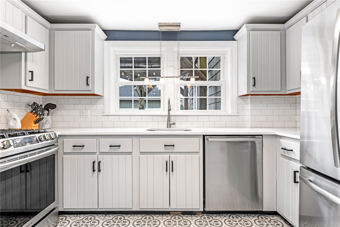 28 Rosegarden Street Warwick, RI 02888 - Photo 8 of 33