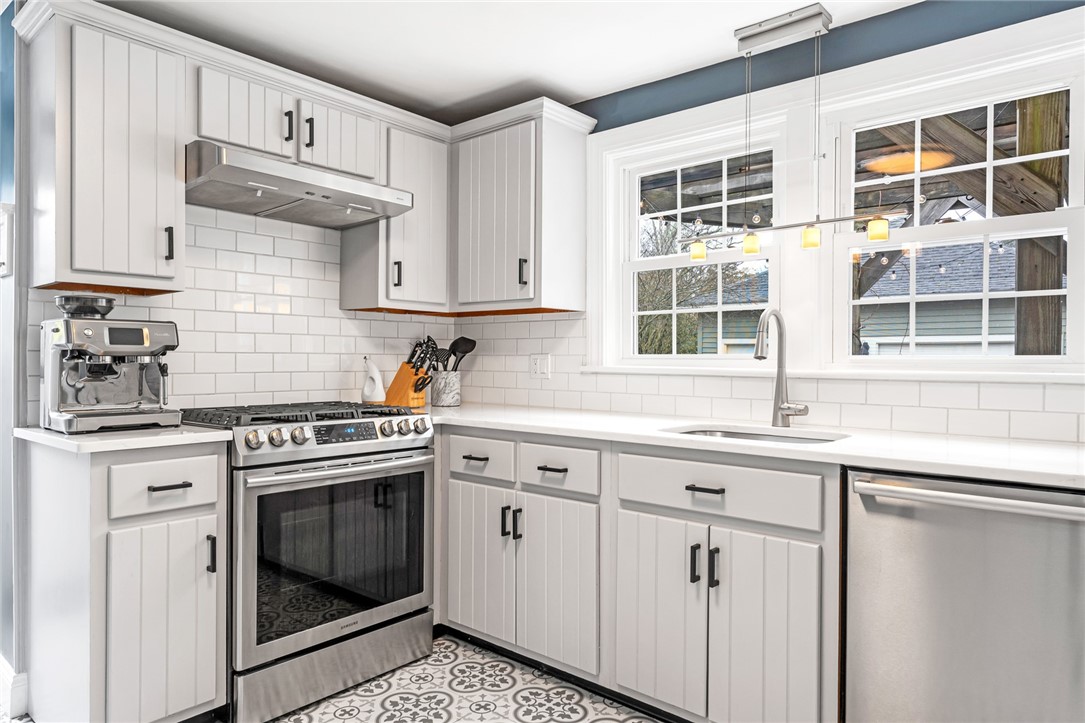 28 Rosegarden Street Warwick, RI 02888 - Photo 9 of 33