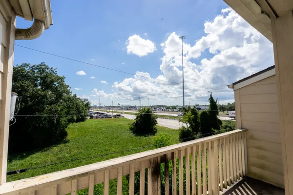 a view of a backyard