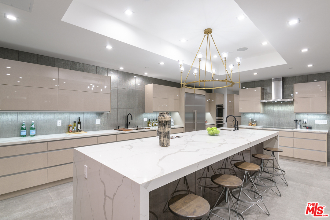 267 Beloit Avenue Los Angeles, CA 90049 - Photo 15 of 54