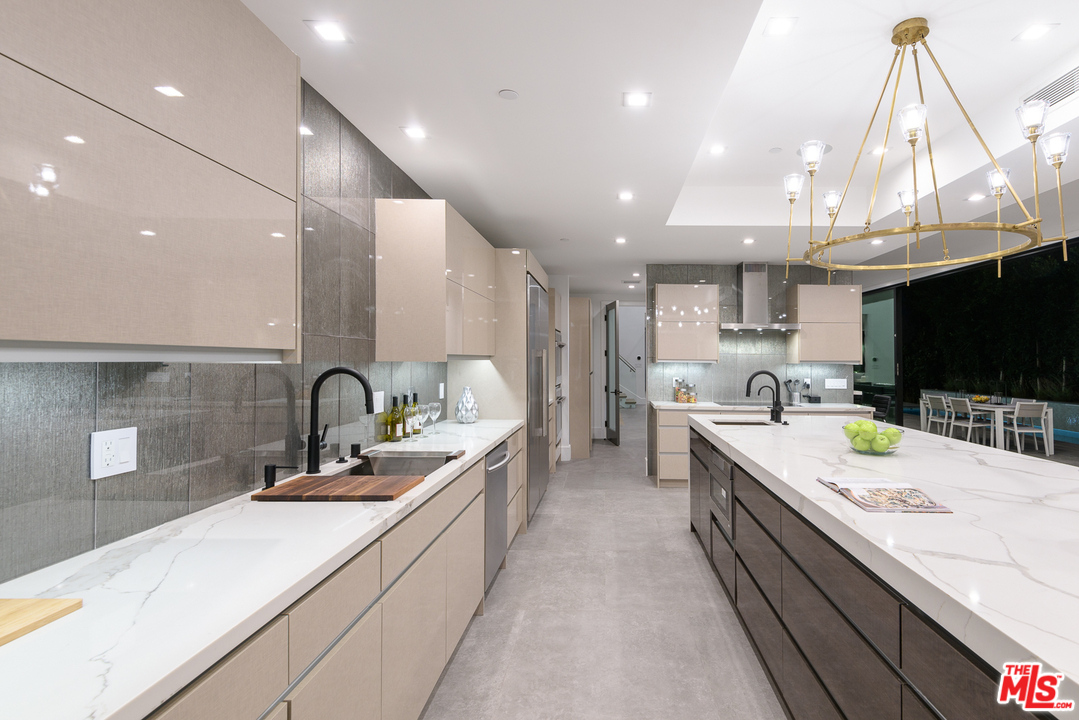 267 Beloit Avenue Los Angeles, CA 90049 - Photo 16 of 54