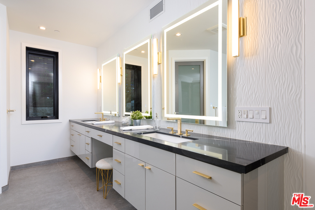 267 Beloit Avenue Los Angeles, CA 90049 - Photo 27 of 54