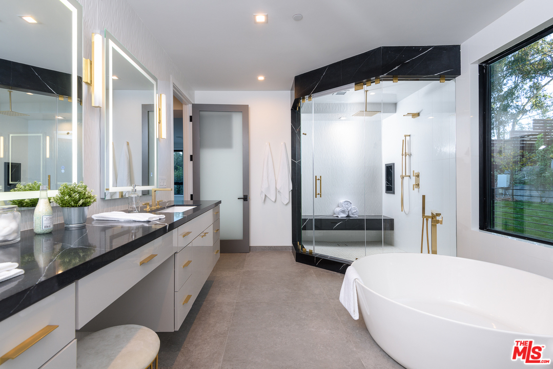 267 Beloit Avenue Los Angeles, CA 90049 - Photo 29 of 54