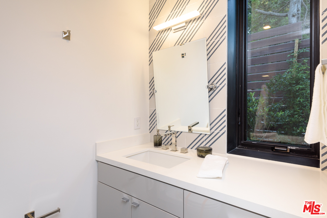 267 Beloit Avenue Los Angeles, CA 90049 - Photo 32 of 54