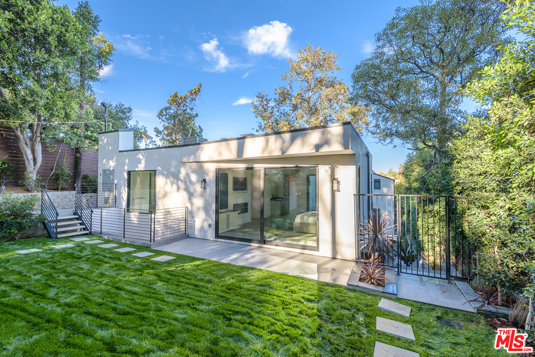 267 Beloit Avenue Los Angeles, CA 90049 - Photo 47 of 54