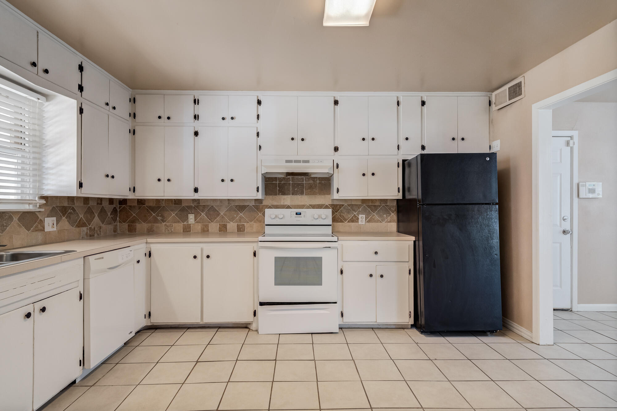 4205 39th Street Lubbock, TX 79413 - Photo 11 of 29 DSC09054_5_6_7_8