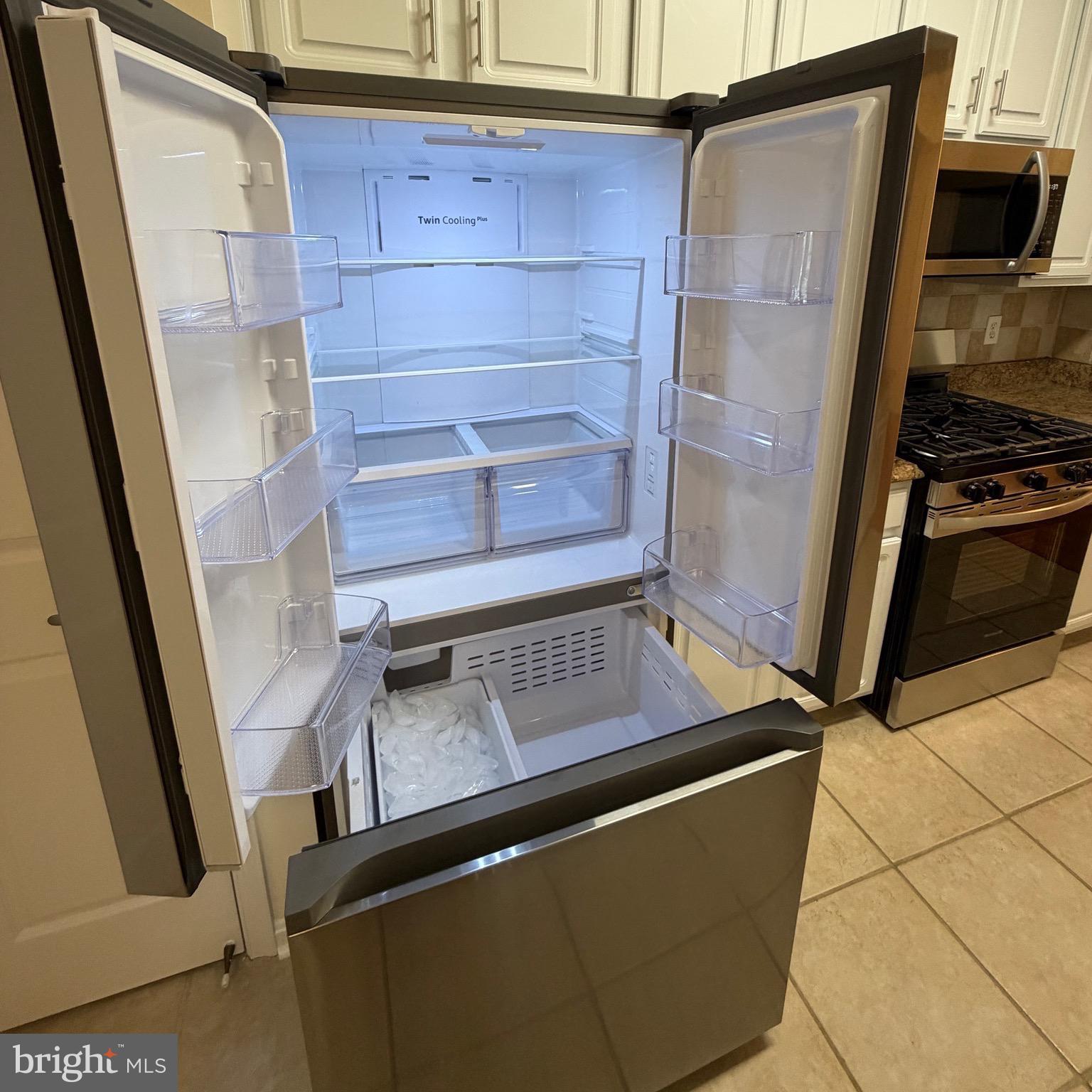 20453 Chesapeake Square, Unit 101 Sterling, VA 20165 - Photo 14 of 51 Brand new fridge!