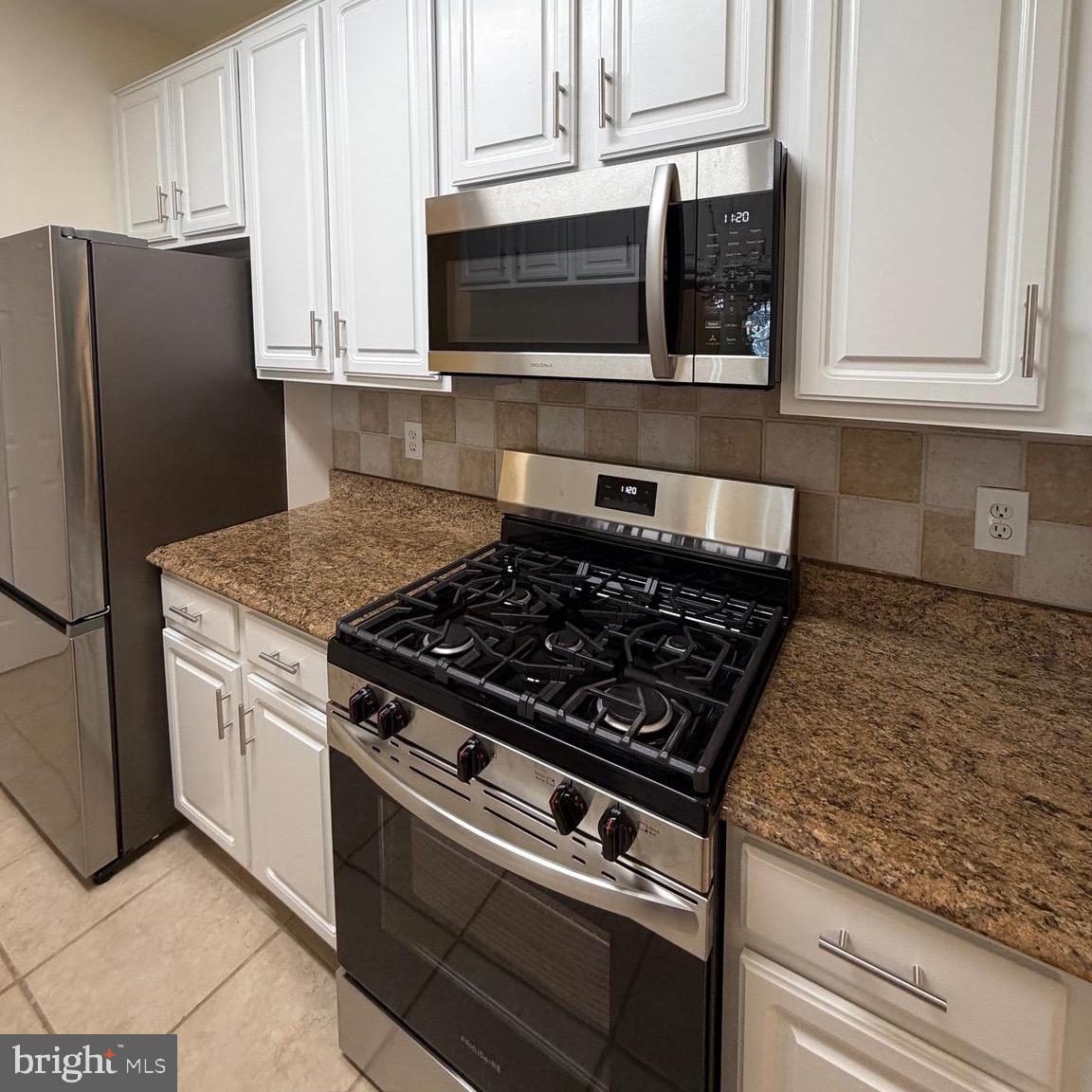 20453 Chesapeake Square, Unit 101 Sterling, VA 20165 - Photo 15 of 51 New stove & microwave