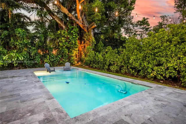 a view of outdoor space yard and porch