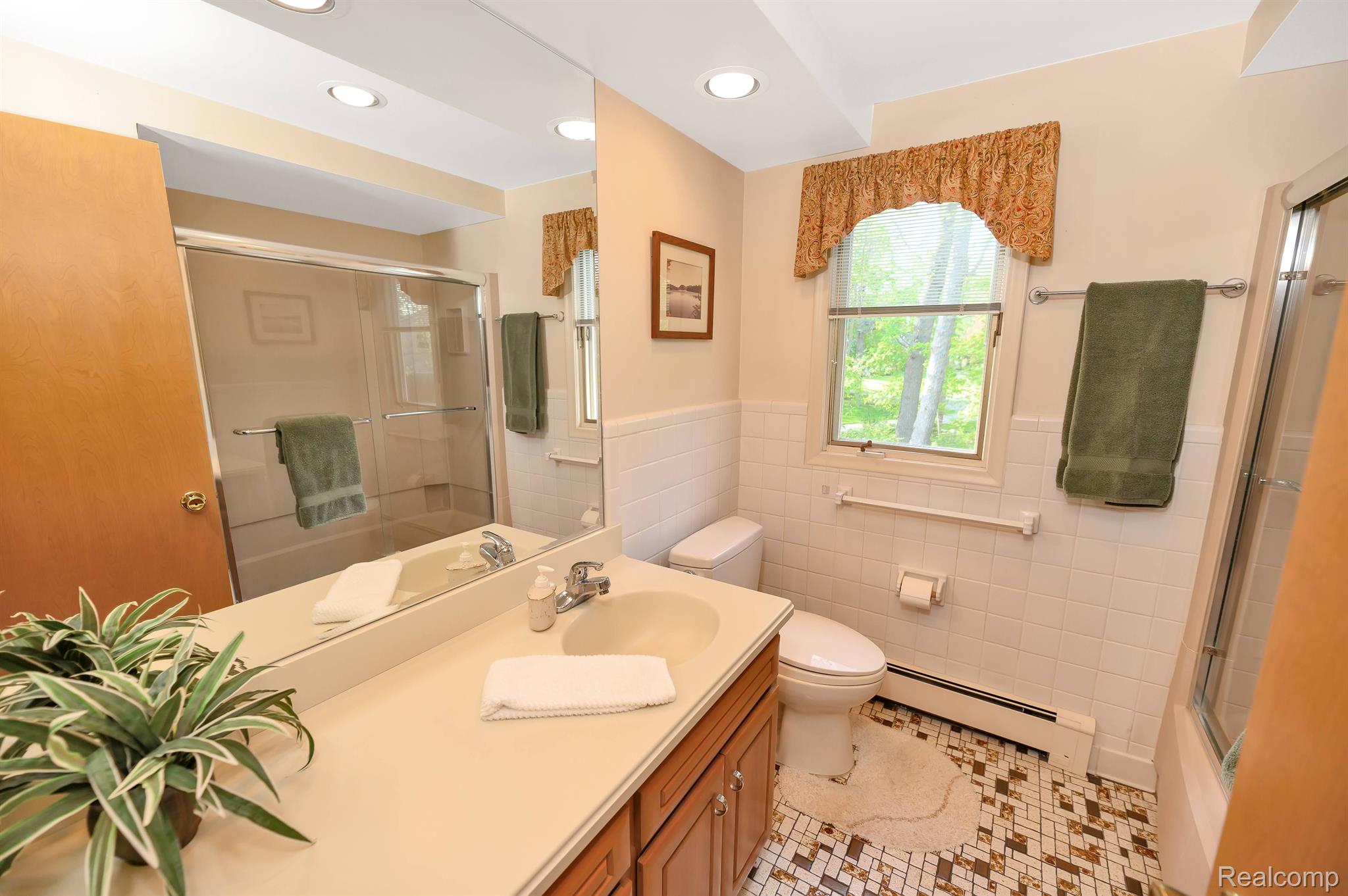 5784 Thorny Ash Road Rochester, MI 48306 - Photo 24 of 60 Hall way upstairs full bath