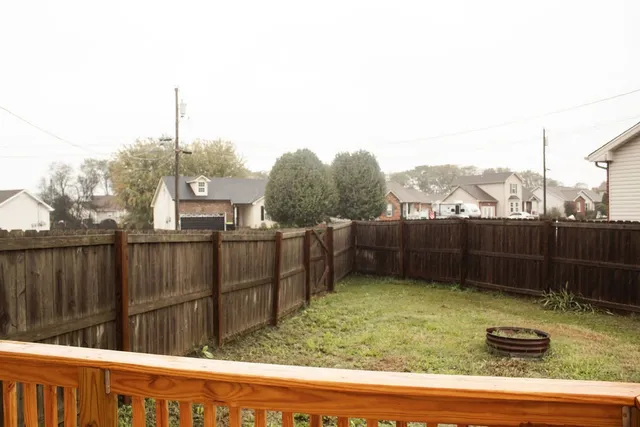 a view of a backyard