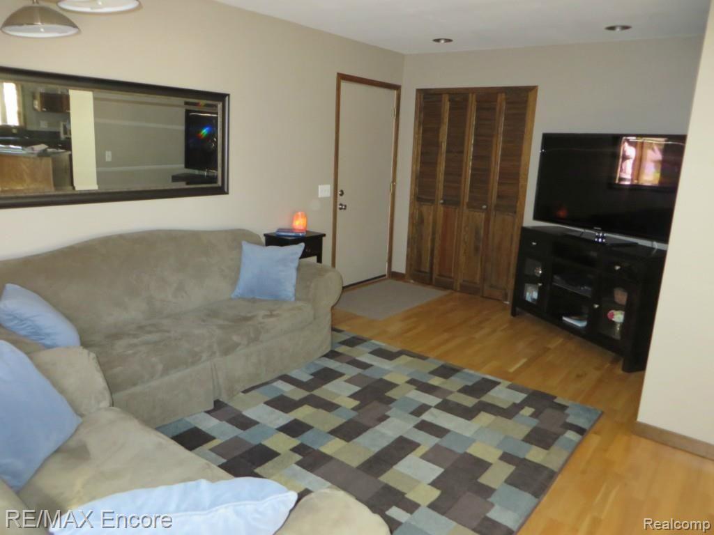 1015 Enfield Road Rochester Hills, MI 48307 - Photo 16 of 32