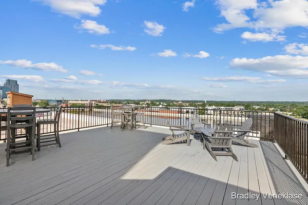 $295,000 | 940 Monroe Avenue Northwest, Unit SUITE 333, Grand Rapids, MI 49503