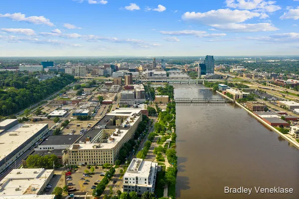 $295,000 | 940 Monroe Avenue Northwest, Unit SUITE 333, Grand Rapids, MI 49503