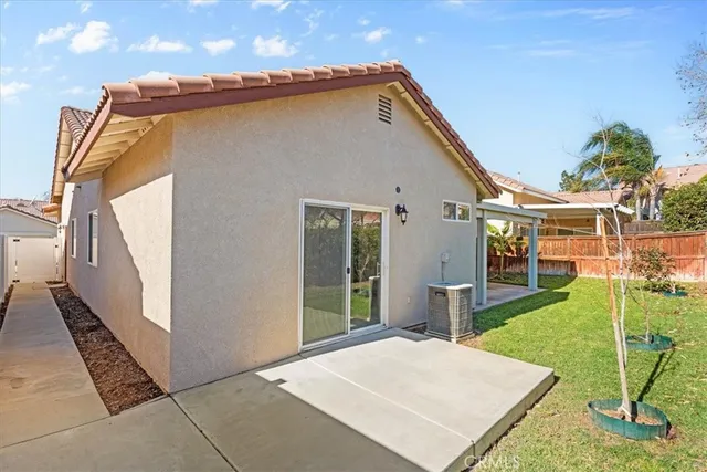 a view of a house with backyard and porch
