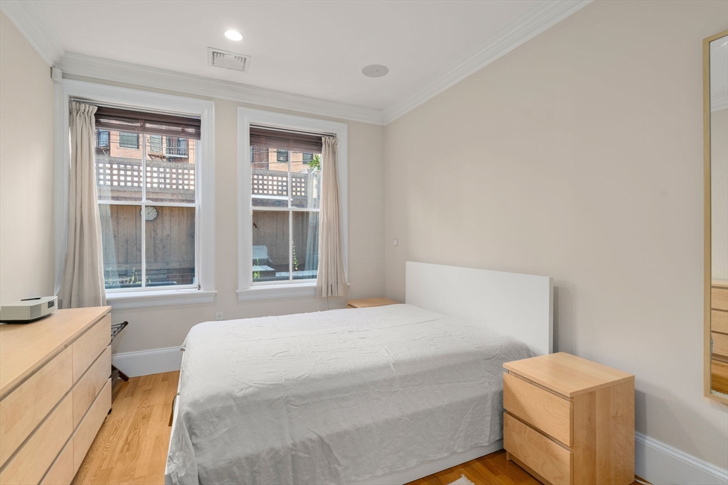 299 Marlborough Street, Unit 1 Boston, MA 02116 - Photo 8 of 15 a bedroom with a bed and a window