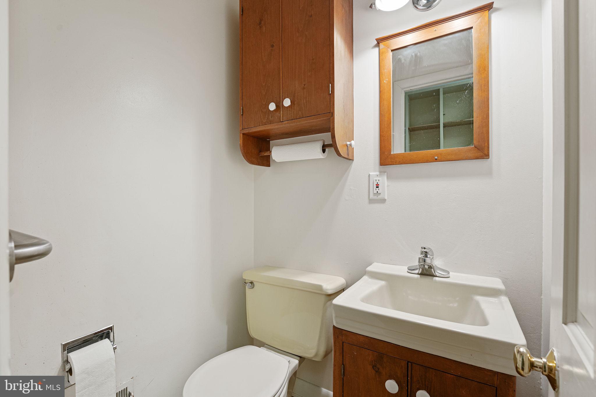 547 West Beechtree Lane Wayne, PA 19087 - Photo 17 of 31 First Floor Powder Room