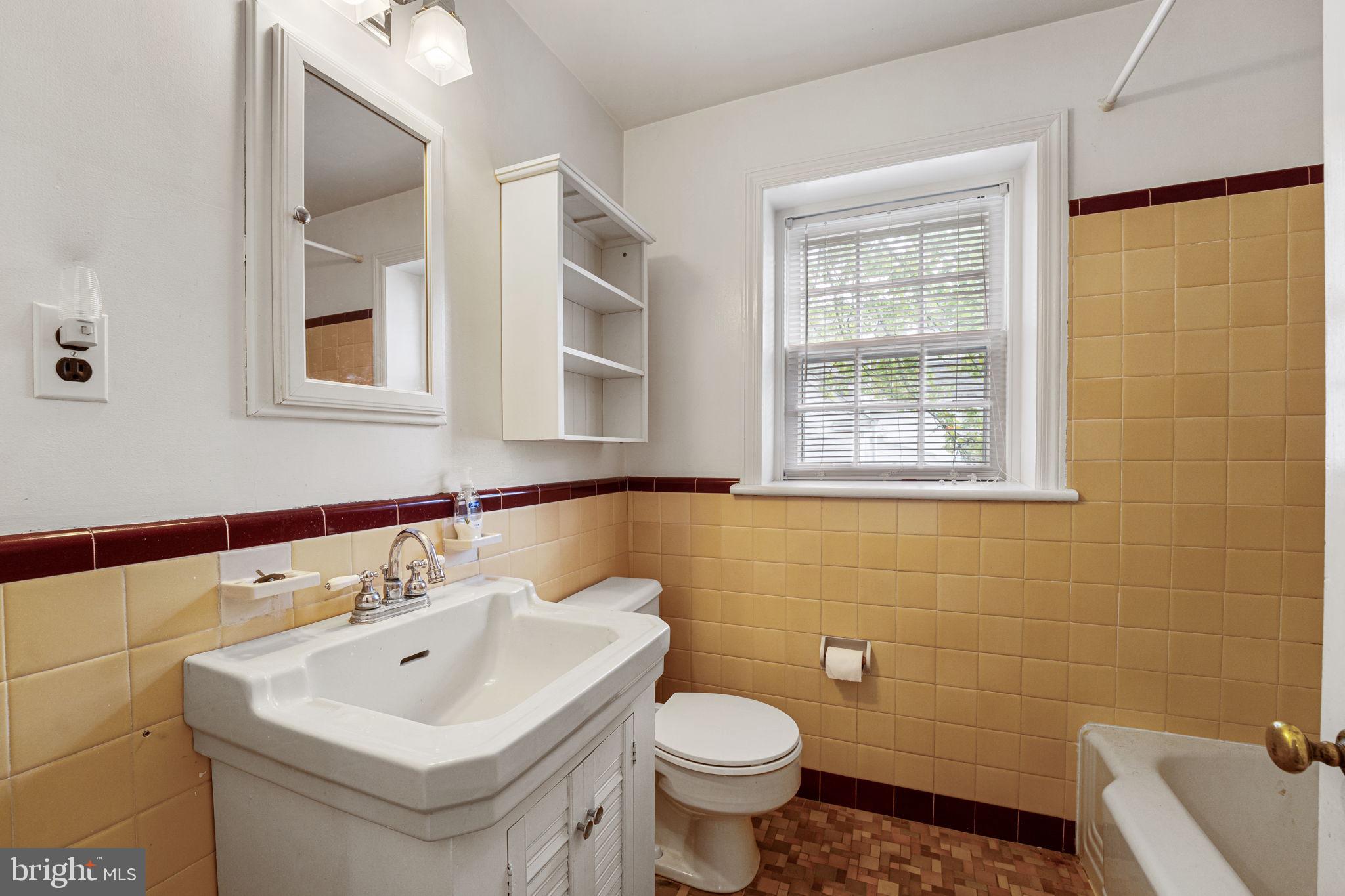 547 West Beechtree Lane Wayne, PA 19087 - Photo 25 of 31 Full Hall Bath
