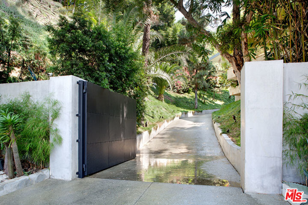 1810 Rising Glen Road Los Angeles, CA 90069 - Photo 2 of 16