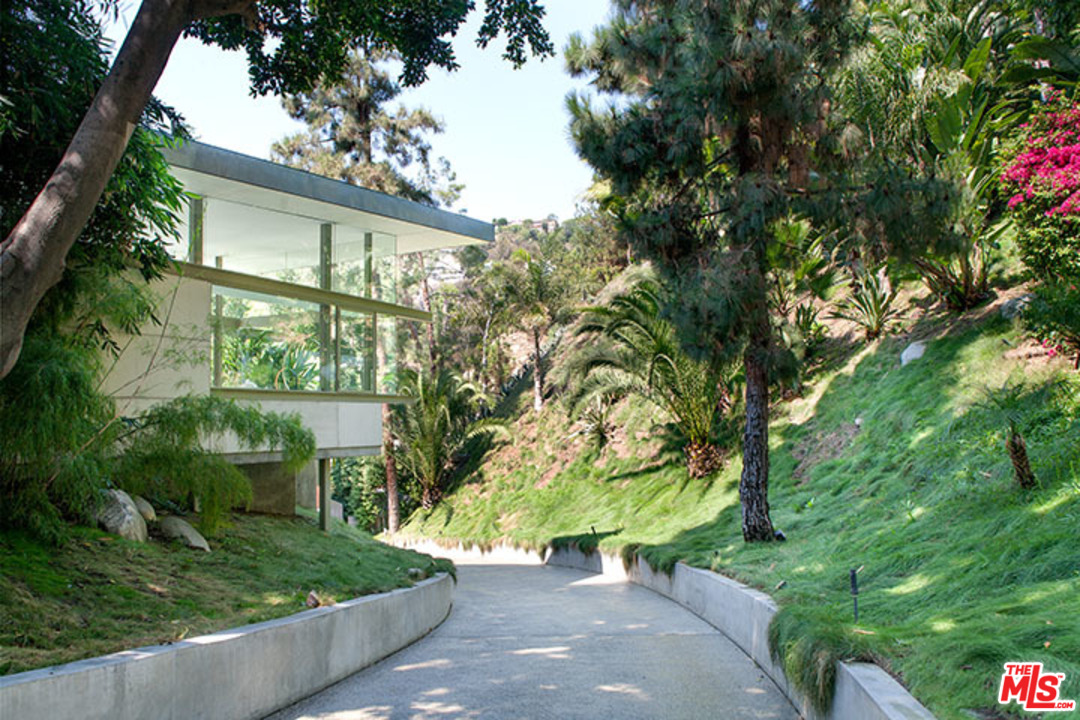 1810 Rising Glen Road Los Angeles, CA 90069 - Photo 3 of 16