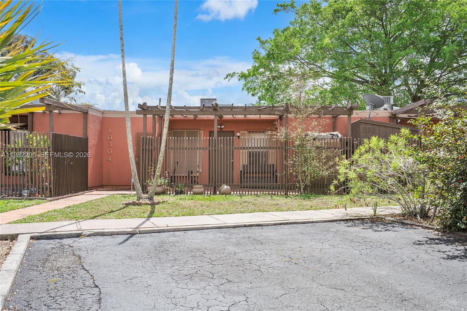 10304 Fairway Road Pembroke Pines, FL 33026 - Photo 4 of 51