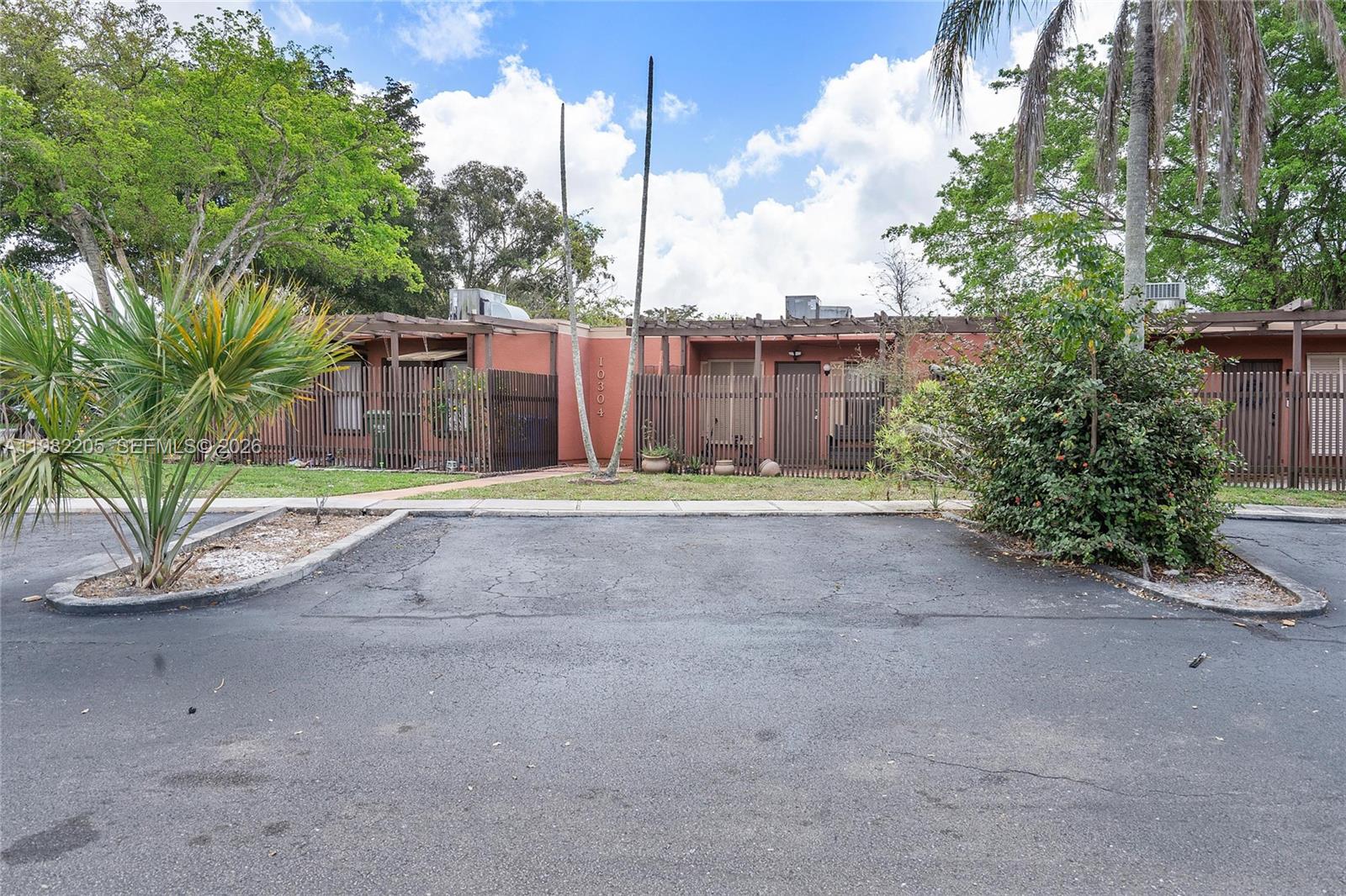 10304 Fairway Road Pembroke Pines, FL 33026 - Photo 5 of 51