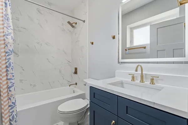 $4,200 | 7428 North Rogers Avenue, Unit 1S, Chicago, IL 60626