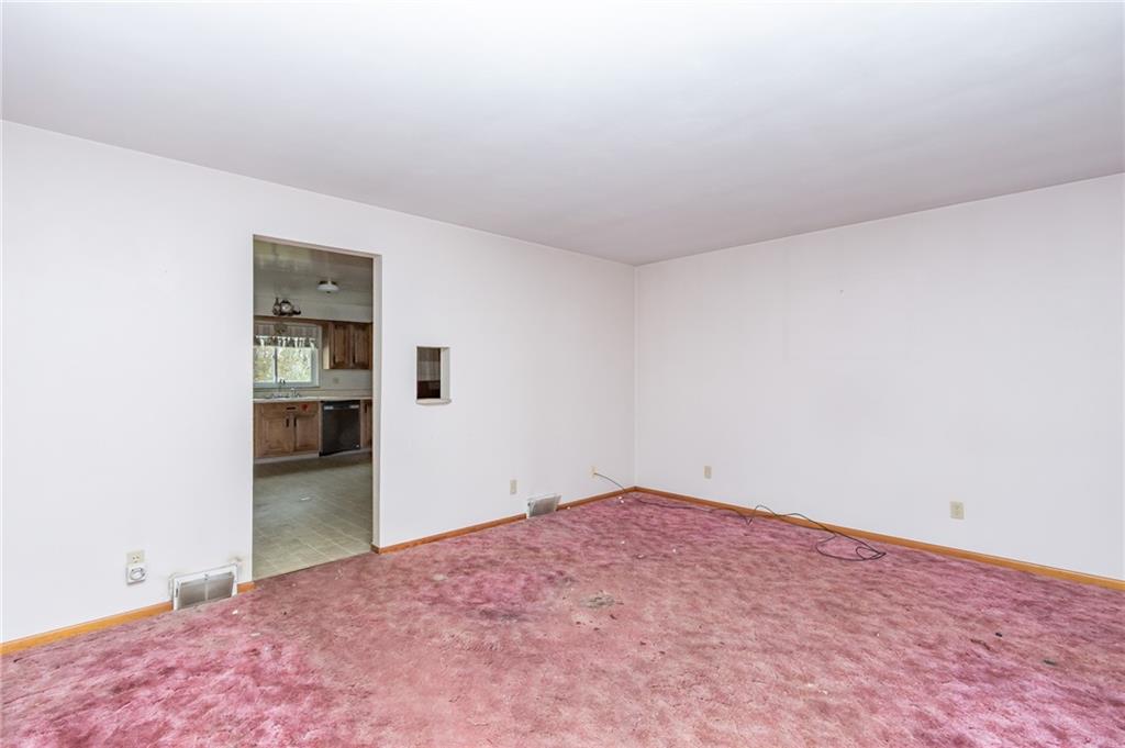 115 Acadia Lane Apollo, PA 15613 - Photo 7 of 20 an empty room with closet