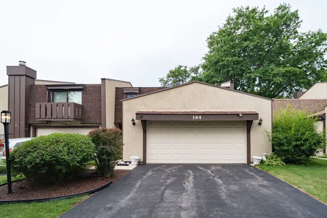 $399,900 | 164 Cascade Drive, Indian Head Park, IL 60525