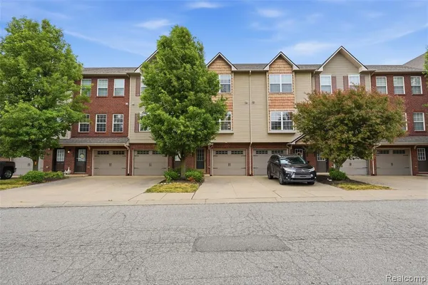 $219,900 | 2138 Knotty Pine Trail, Howell, MI 48855