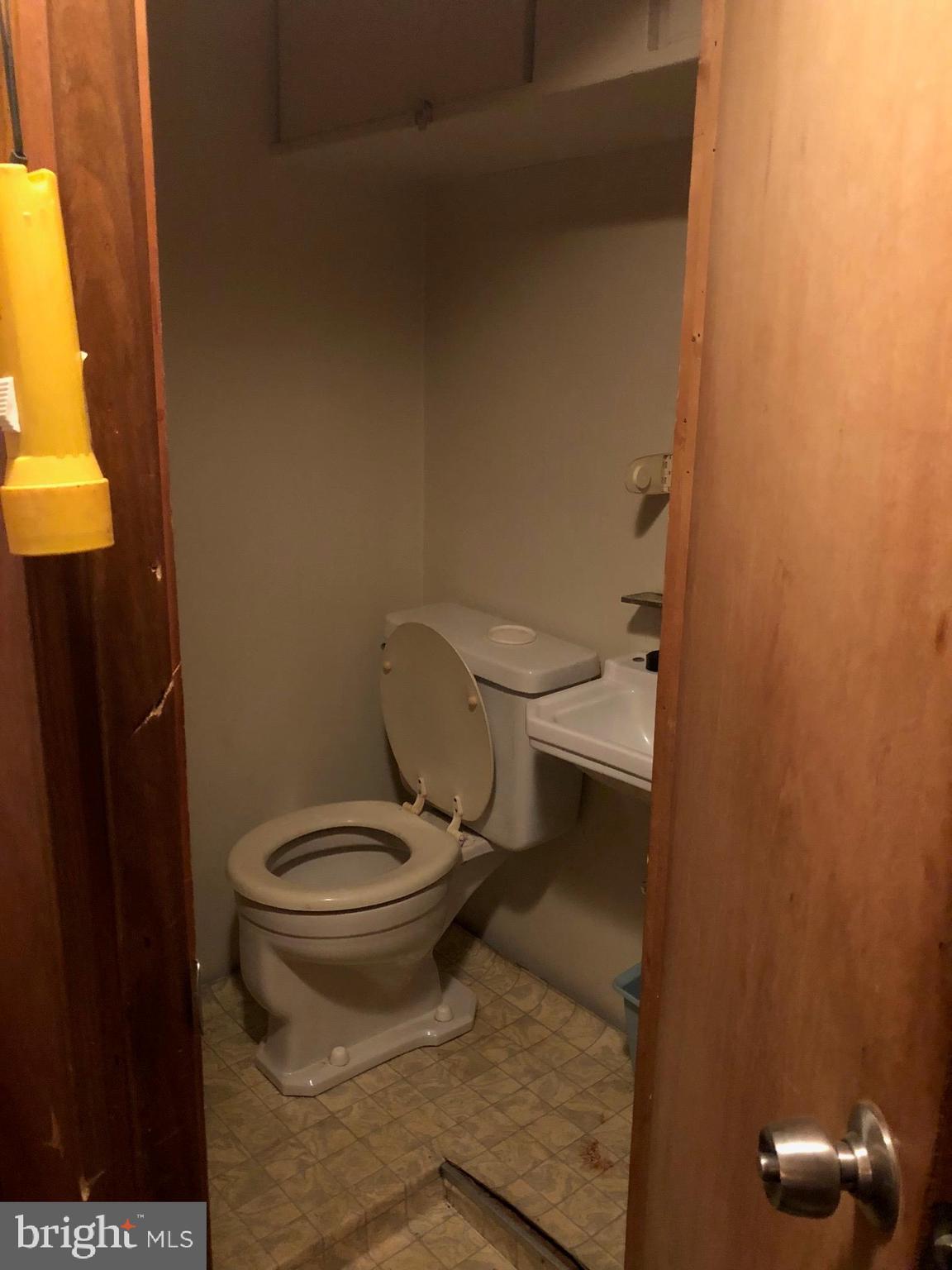 7240 Sommers Road Philadelphia, PA 19138 - Photo 15 of 19 Powder Room