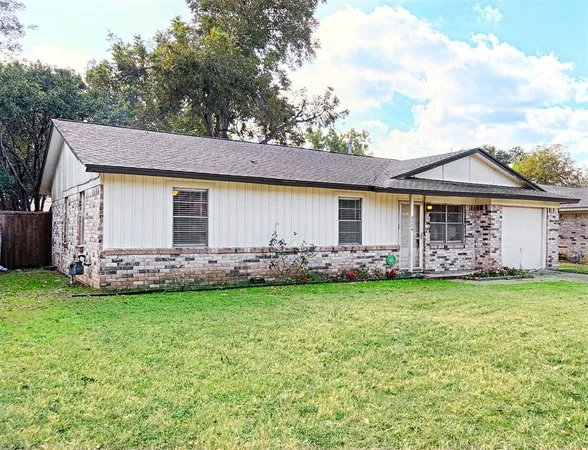 $2,100 | 2304 Meadow Crest, Irving, TX 75060