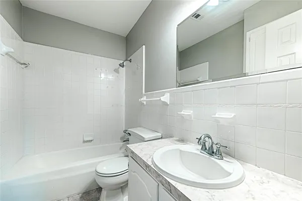 $2,100 | 2304 Meadow Crest, Irving, TX 75060