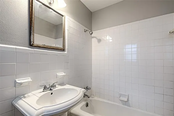$2,100 | 2304 Meadow Crest, Irving, TX 75060