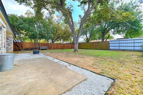 $2,100 | 2304 Meadow Crest, Irving, TX 75060