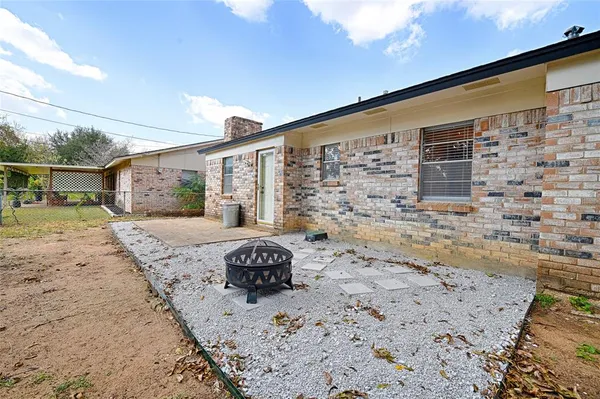 $2,100 | 2304 Meadow Crest, Irving, TX 75060