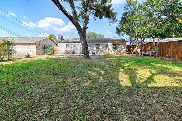 $2,100 | 2304 Meadow Crest, Irving, TX 75060