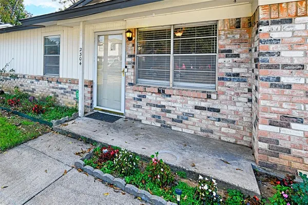 $2,100 | 2304 Meadow Crest, Irving, TX 75060