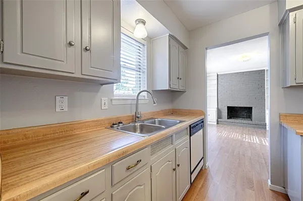 $2,100 | 2304 Meadow Crest, Irving, TX 75060