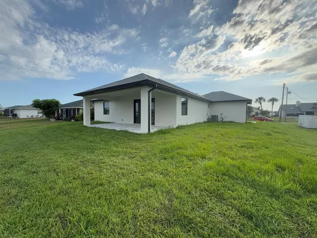 a view of a house with a yard