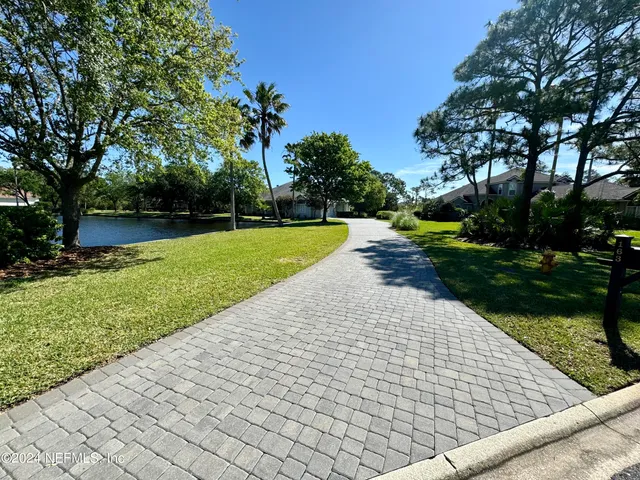 a view of a backyard