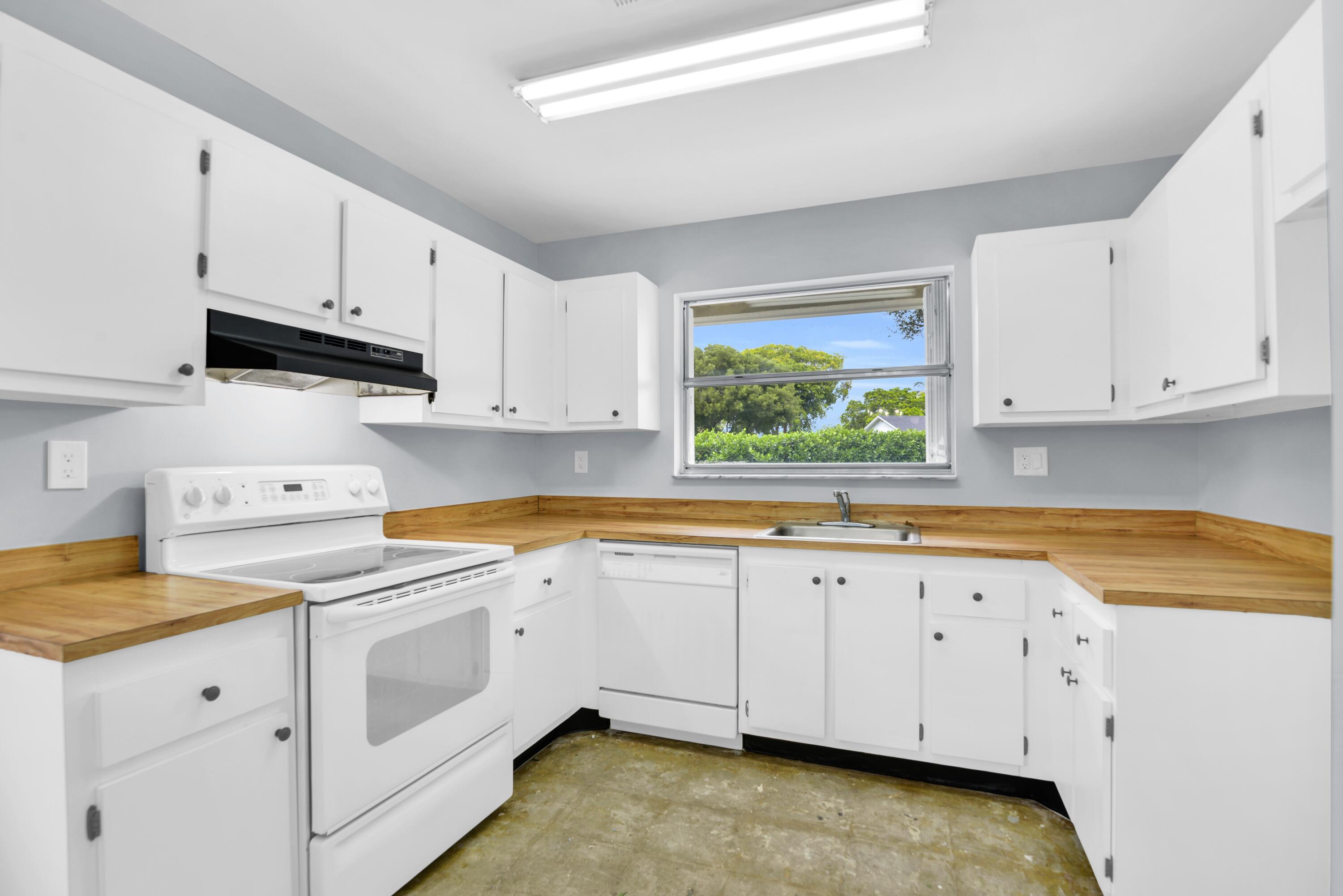 6371 Boca Circle Boca Raton, FL 33433 - Photo 26 of 54 Kitchen