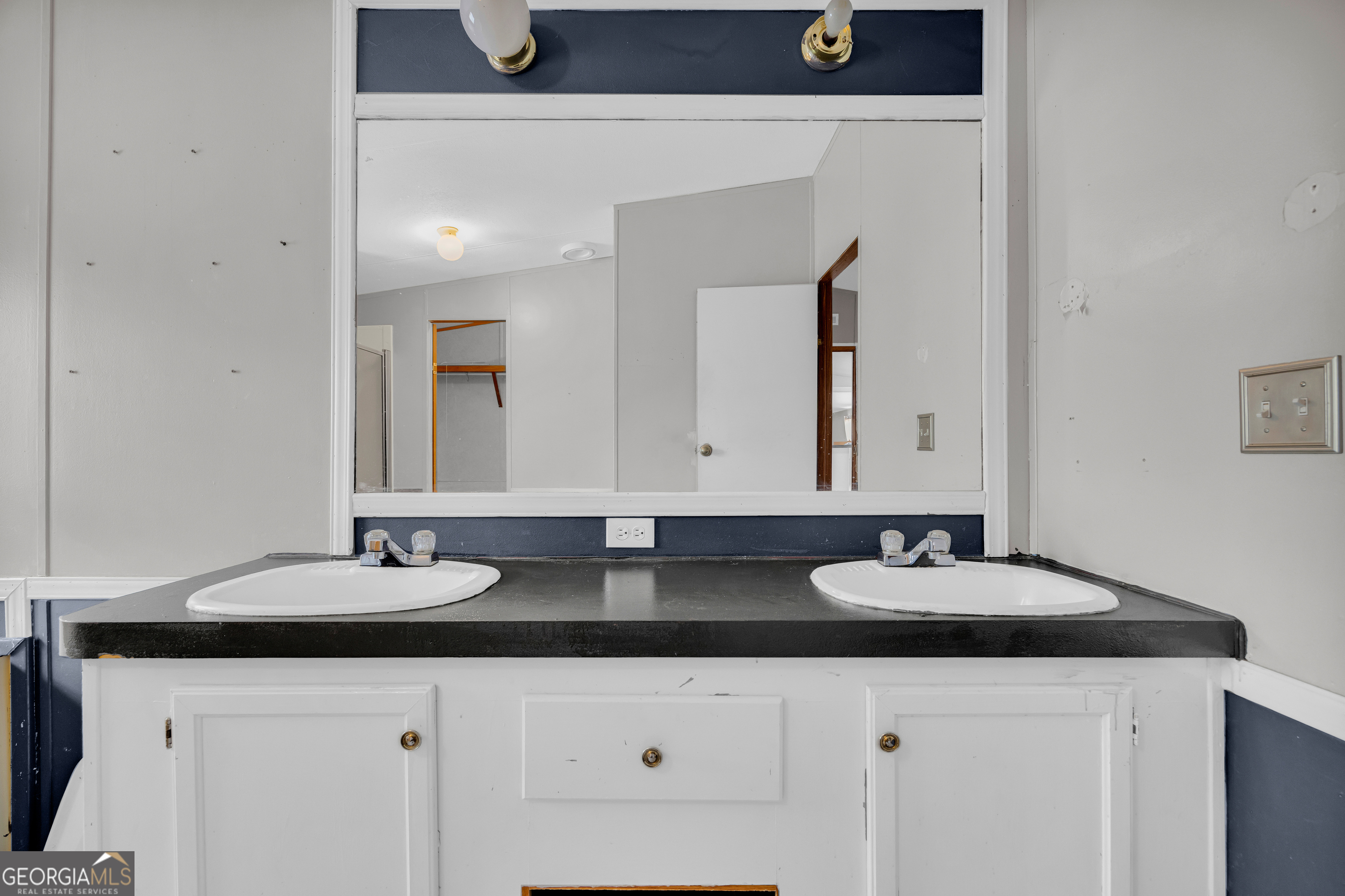 35 Jordan Loop Toccoa, GA 30577 - Photo 31 of 49 a bathroom with double sink and a mirror