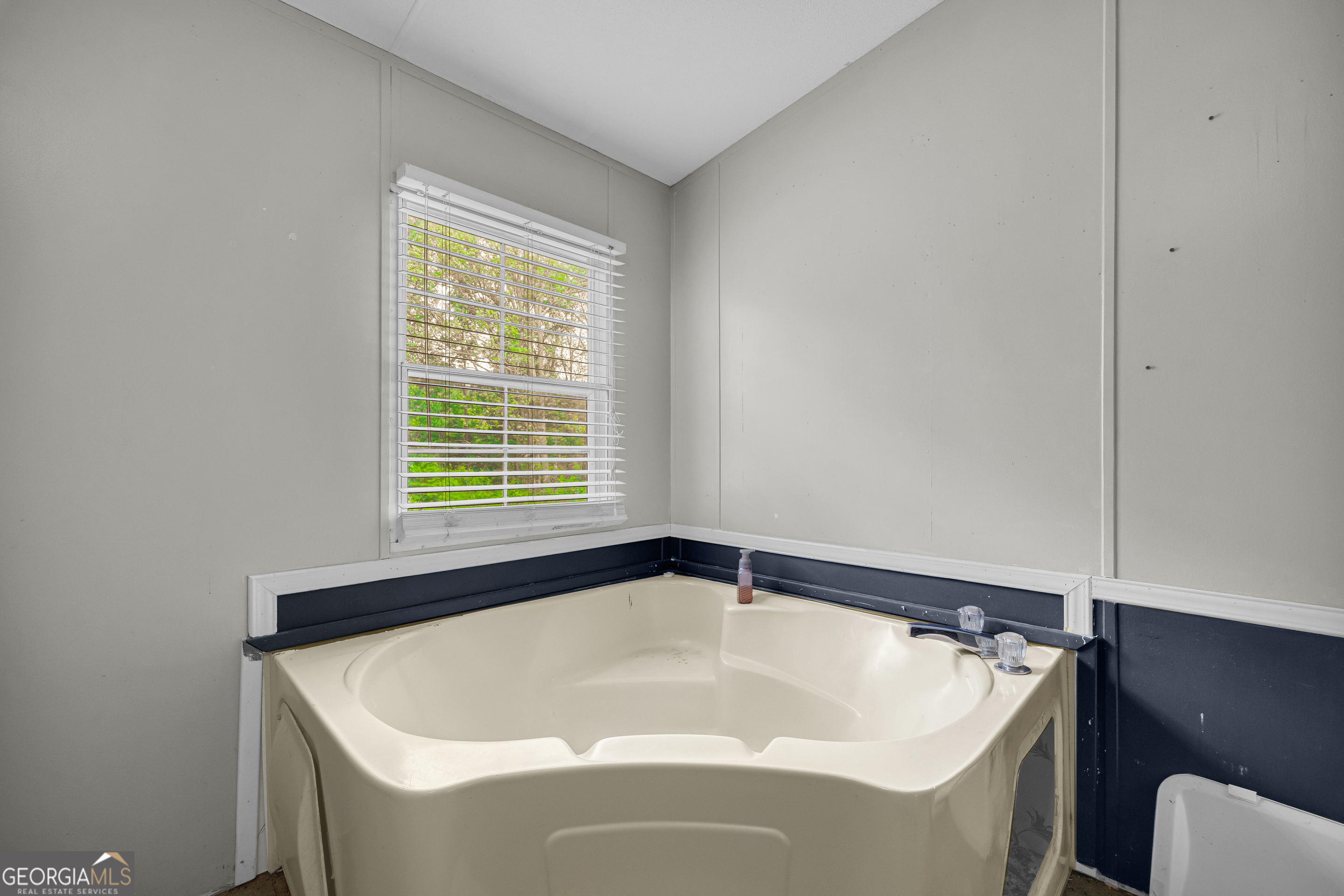 35 Jordan Loop Toccoa, GA 30577 - Photo 32 of 49 a bathroom with a bathtub